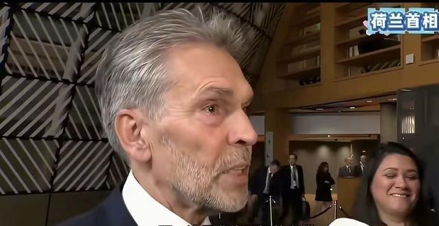 10月24日,荷兰本土记者问荷兰首相斯霍夫,荷兰对安世半导体是愚蠢的行为吗?斯