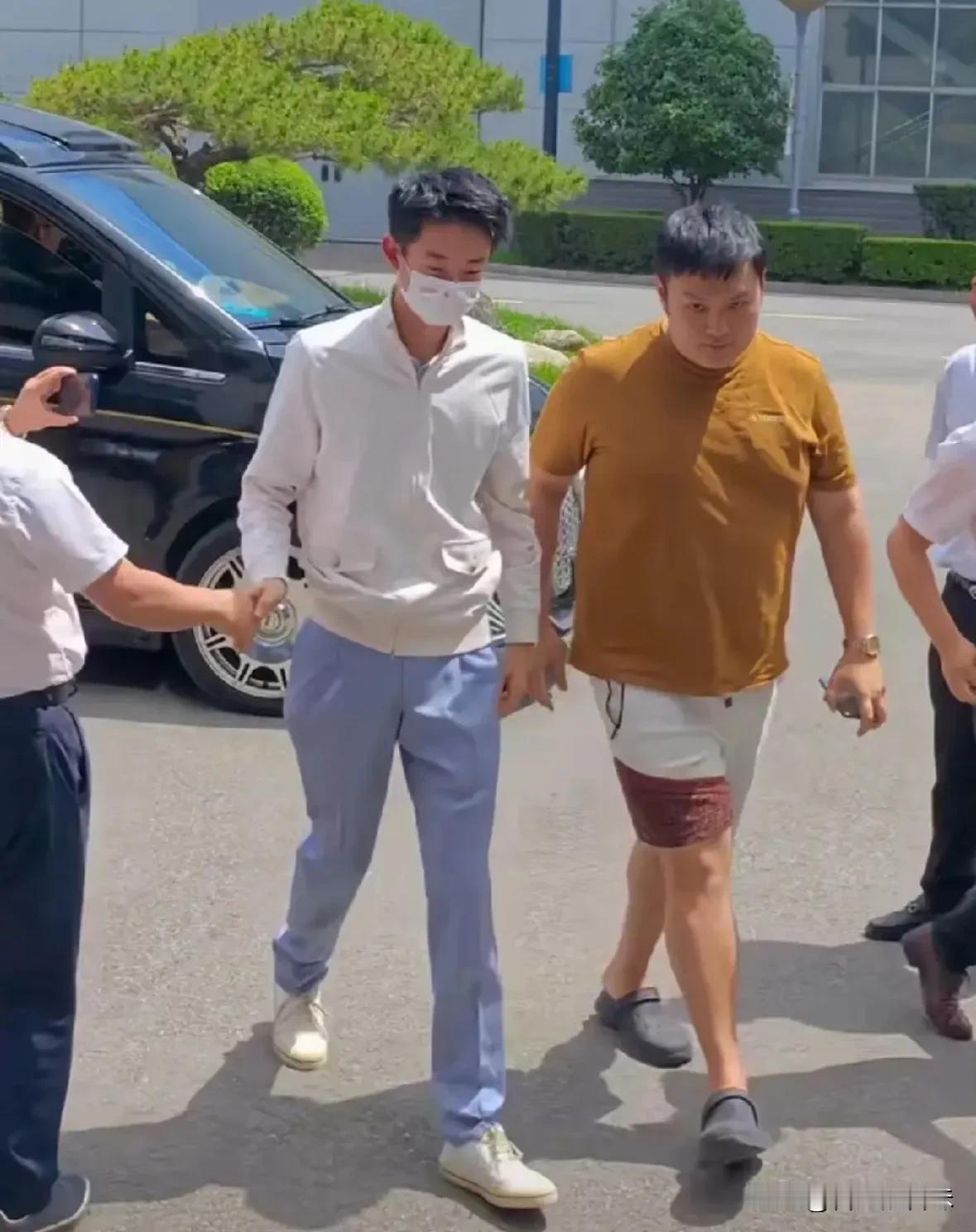 现实版的滴水之恩，涌泉相报出现了！吴宜泽西安见面会前，和父母先到了南洋迪克，不为