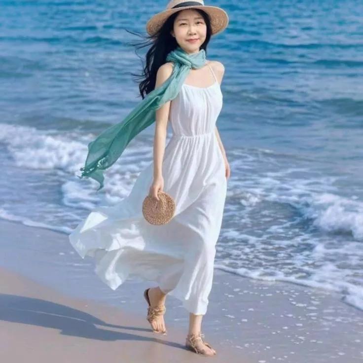 海边漫步，轻盈白色连衣裙，享受阳光与海浪的拥抱🌊👗🌞海滨柔风少女沙滩恋影