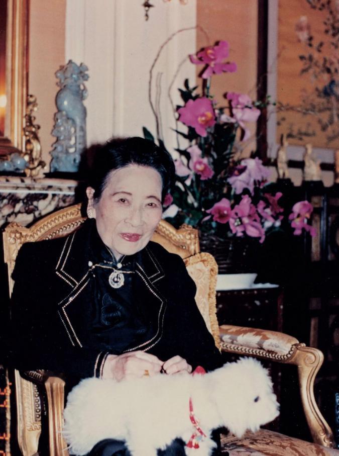 宋美龄晚年习惯有多特殊？据侍从回忆，她长期有灌肠通便的保健习惯；宵夜时偏爱啃食骨