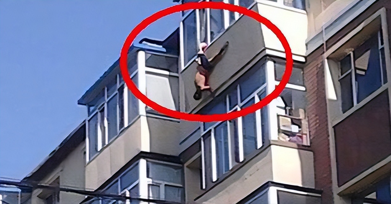 “这就是出轨的代价！”福建厦门，一已婚男到女子家中约会，当两人发生完关系躺在床上