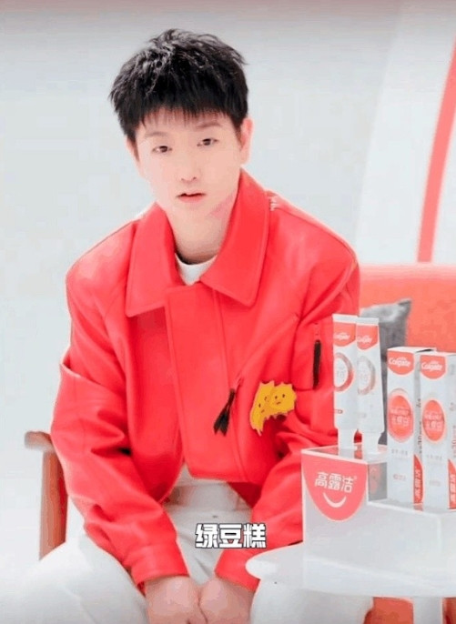 莎莎猜冷笑话：“绿豆沙，大白鲨！”主持人问：“有一只鲨鱼吃了一颗绿豆，变成了啥？