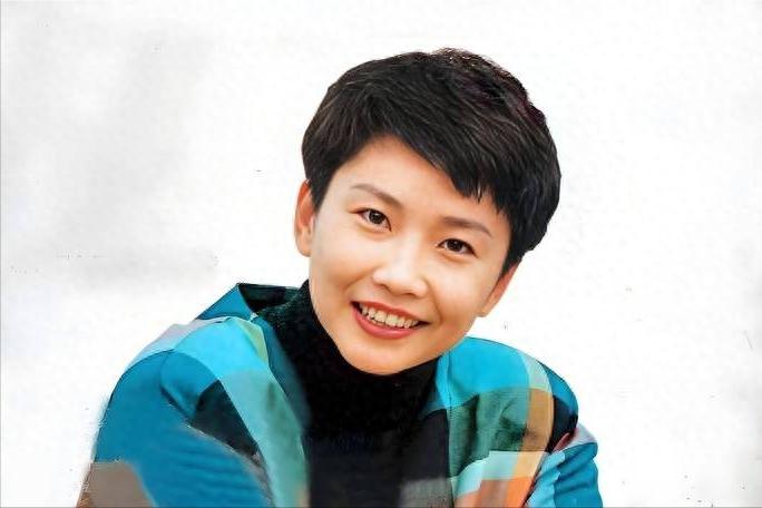 她是央视苦命主持，22岁父亲瘫痪母亲离世，与丈夫分居22年没孩子。 