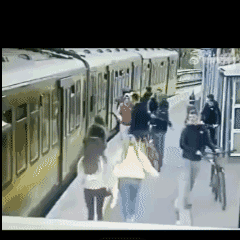 爱尔兰车站一幕，几名青少年男子肆意攻击路过的女孩，其中一名女孩被推下车轨。仔细
