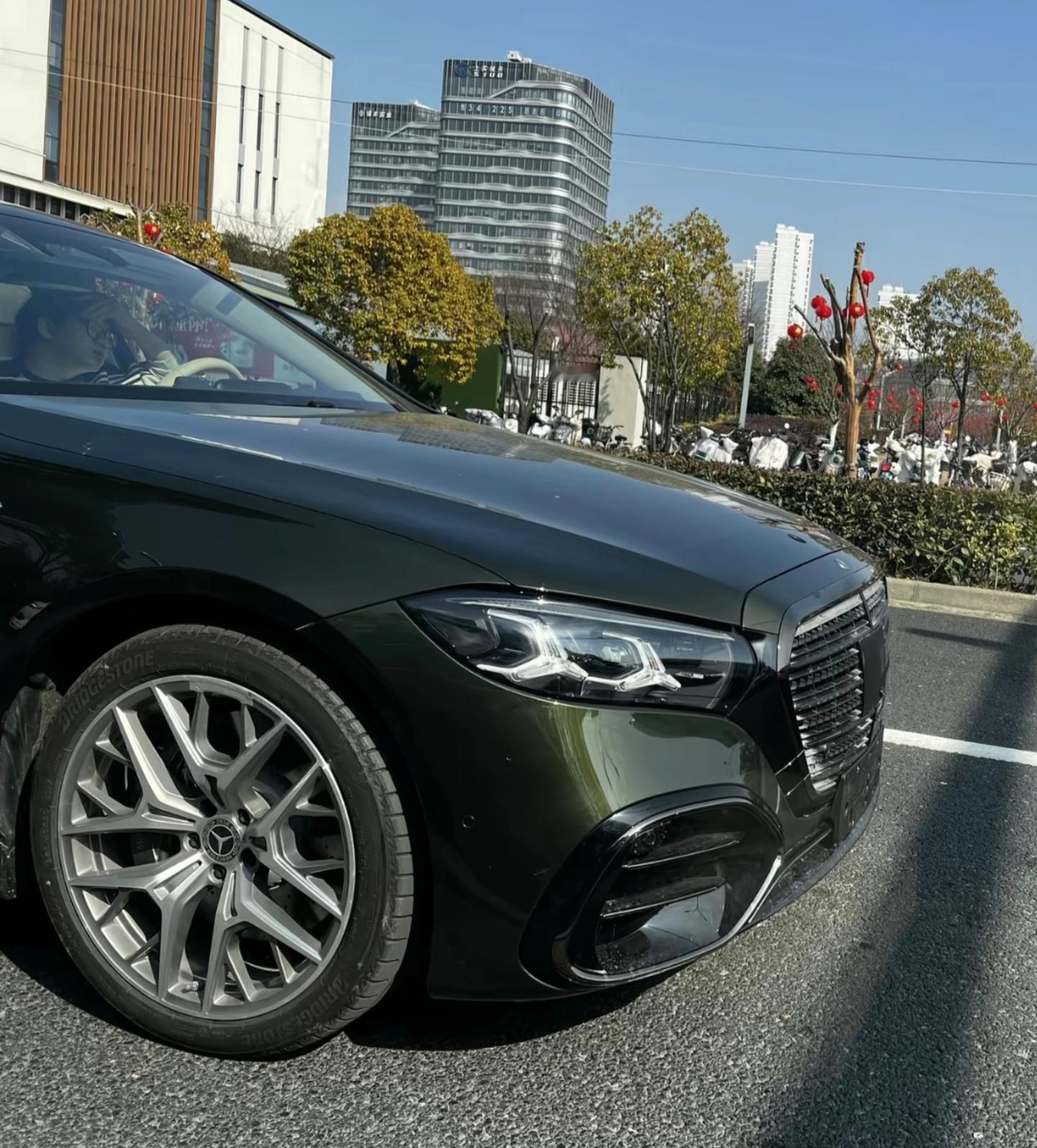 新款奔驰S级这就在国内开上路了？实车感觉不错，这个绿色车漆质感真好，有点奔驰经典