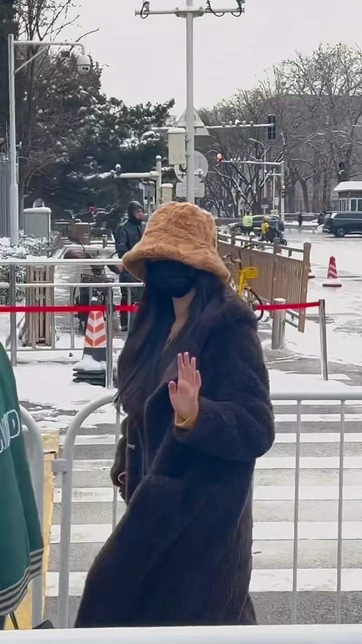 楚然今天也去参加春晚彩排了，过年就要看明艳大美女王楚然春晚彩排上班