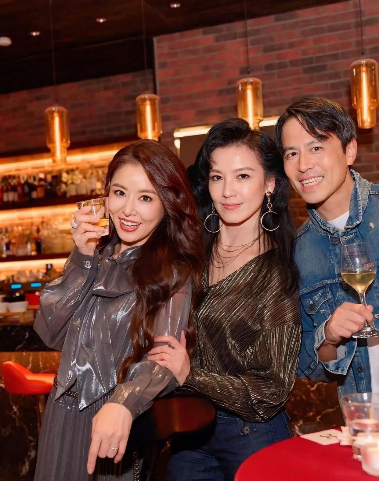 林熙蕾比林心如只小一岁，但她的面部明显抗老许多，苹果肌不突出，完全不显老。