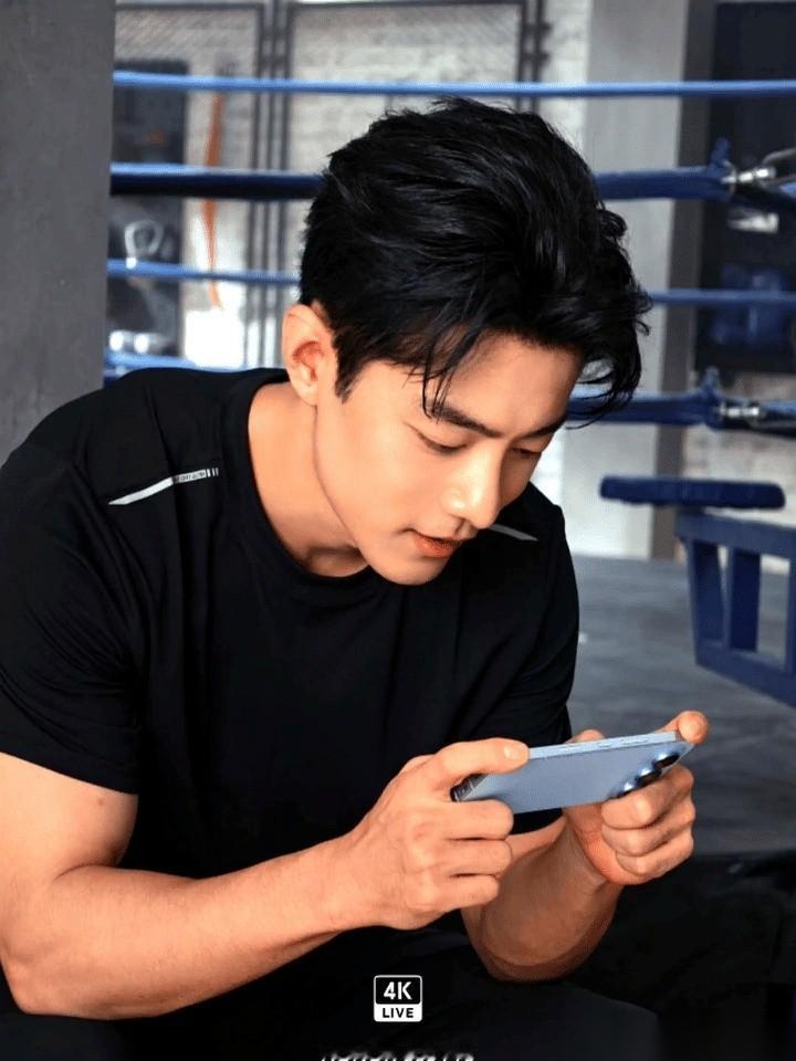 我算是看明白了。自从他开始健身撸铁，各大品牌方就跟发现了新大陆似的。一个个排