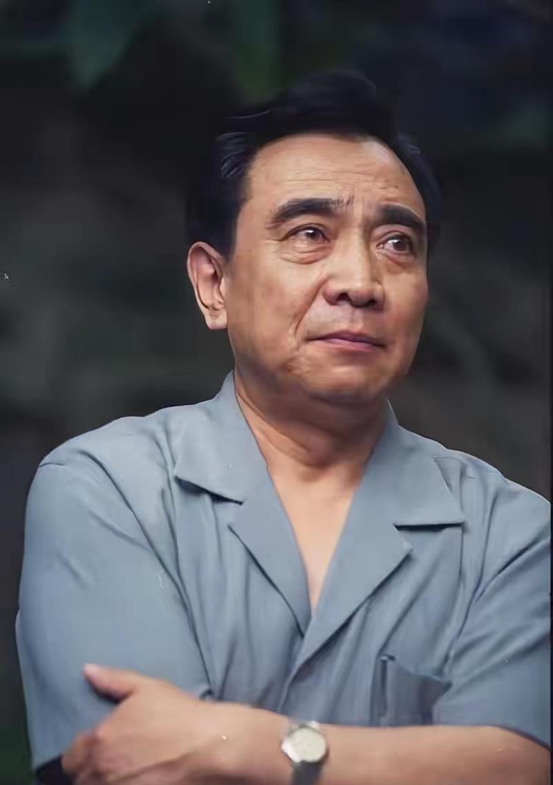 鲍国安说，演了一辈子戏，唯有这个陆树铭，我在现场给他提过建议。我觉得他这个形象太