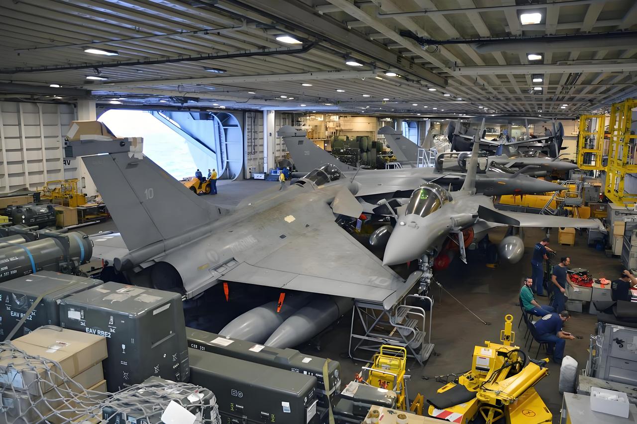 小航母，大杀器？戴高乐号这机库，打脸了多少“吨位论”！你敢信？一艘4万吨级的核