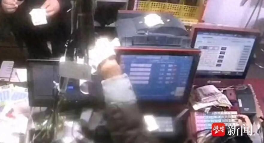 这便宜可占不得！江苏扬州，一位彩票店主在给网上彩民打票时，刚好店里来了客户，一时