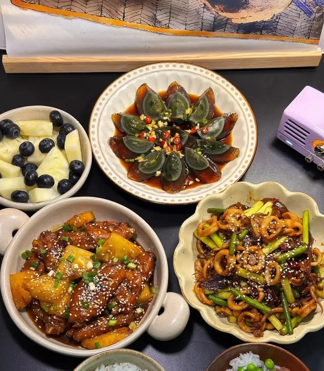 我刷到一条帖子，说现在不少儿媳住着公婆掏钱买的房，房贷还是老两口在还，结果回家嫌