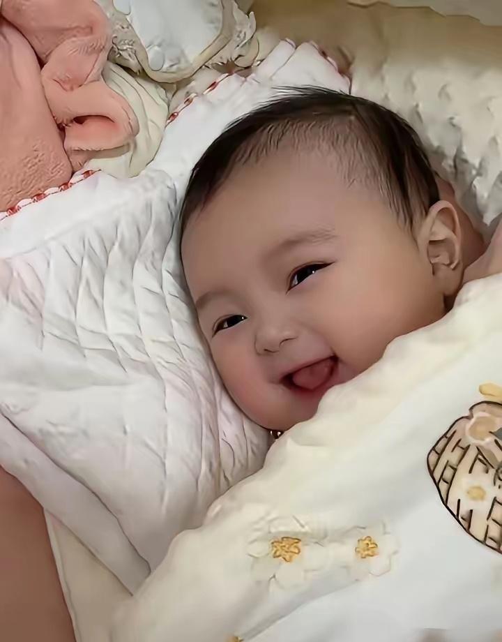 古巨基晒二胎，全网却在心疼他57岁的太太。​新年刚过，他终于舍得把小儿子抱出来