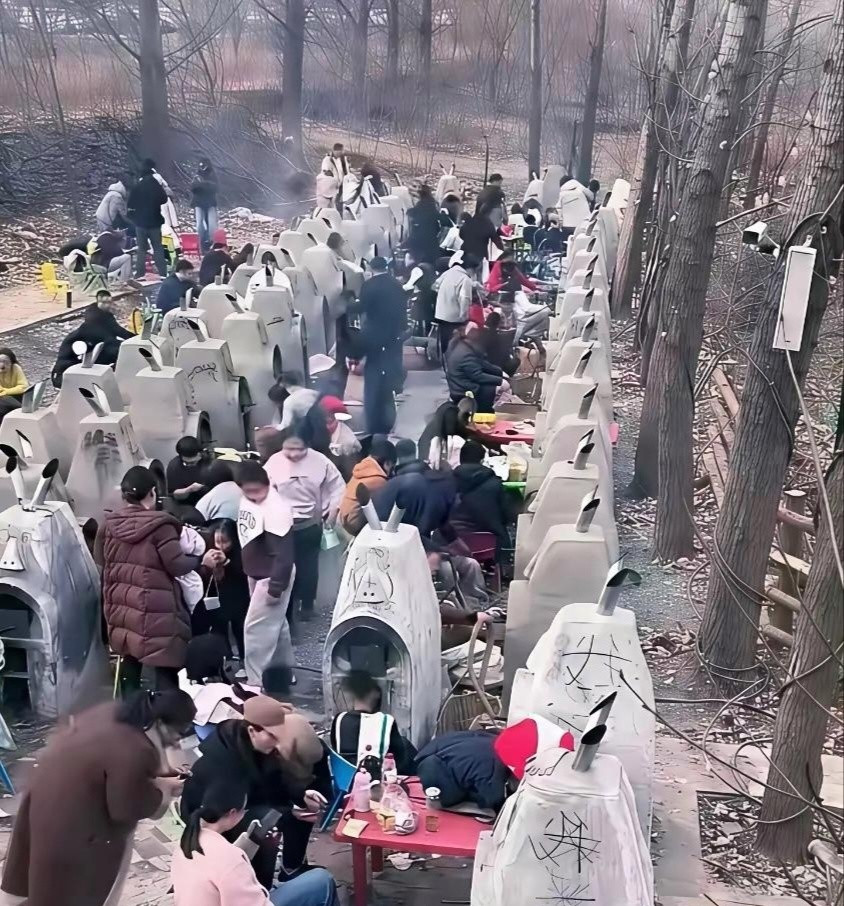 我的天，现在城里都流行起这个了吗？乍一看还以为上坟的