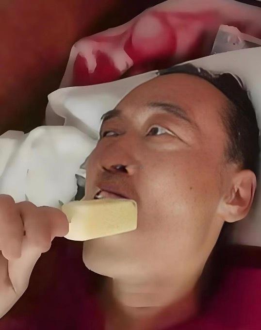 有个男的肺癌晚期，才做完化疗，突然特想吃根冰糕。老婆劝他：肺癌吃不了凉的，吃了怕