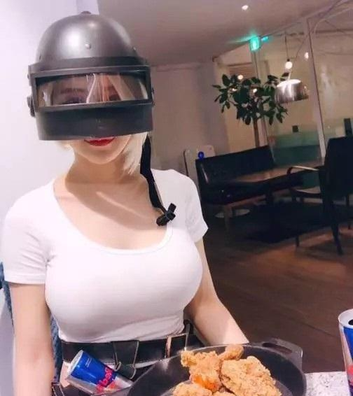 搞笑GIF: 老板有人来砸场子了, 是个女的, 砸完场子甚至还卖萌