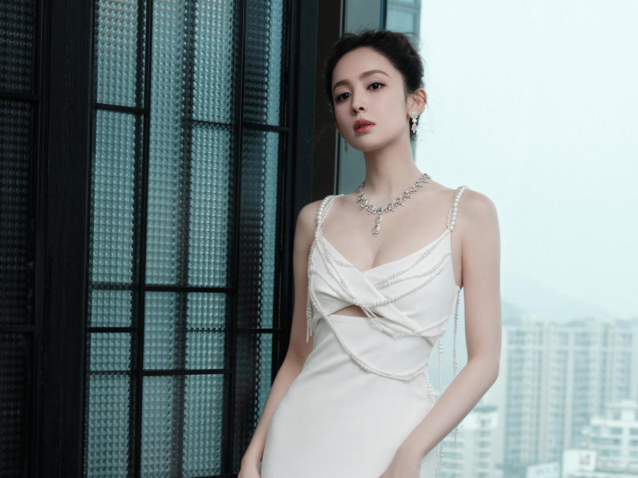 娜扎这套珍珠白裙杀疯了！露背线条封神，生图美成人间维纳斯！娜扎娜扎生图状态娜