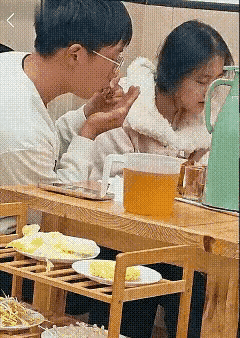 这要是我儿子我上去就是一巴掌😡