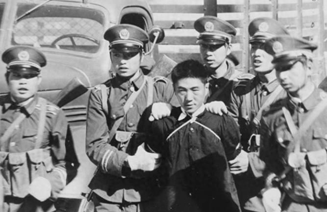 1985年震动全国的“衙内杀草民”案杨小民25岁，在青海铝制品厂当工人，工作上