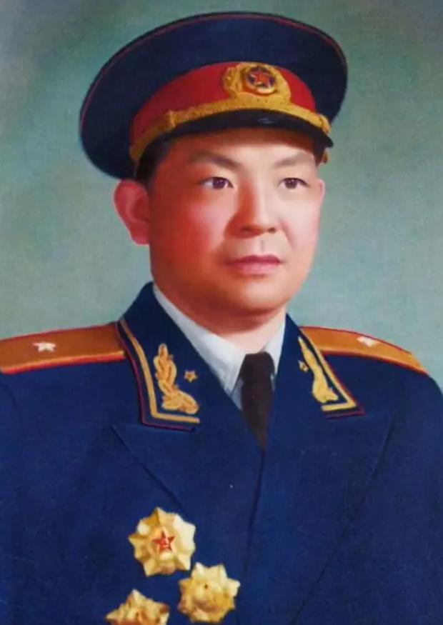1955年国家正式授衔，谭友林打仗立下不少功劳，还拿到五枚一级勋章，资历也足够深