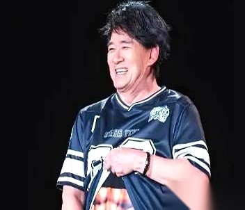 65岁的周华健在汕头演唱会上唱《朋友》时忘词了。现场上万名观众非但没有喊退票，反而齐声帮他接完了剩下