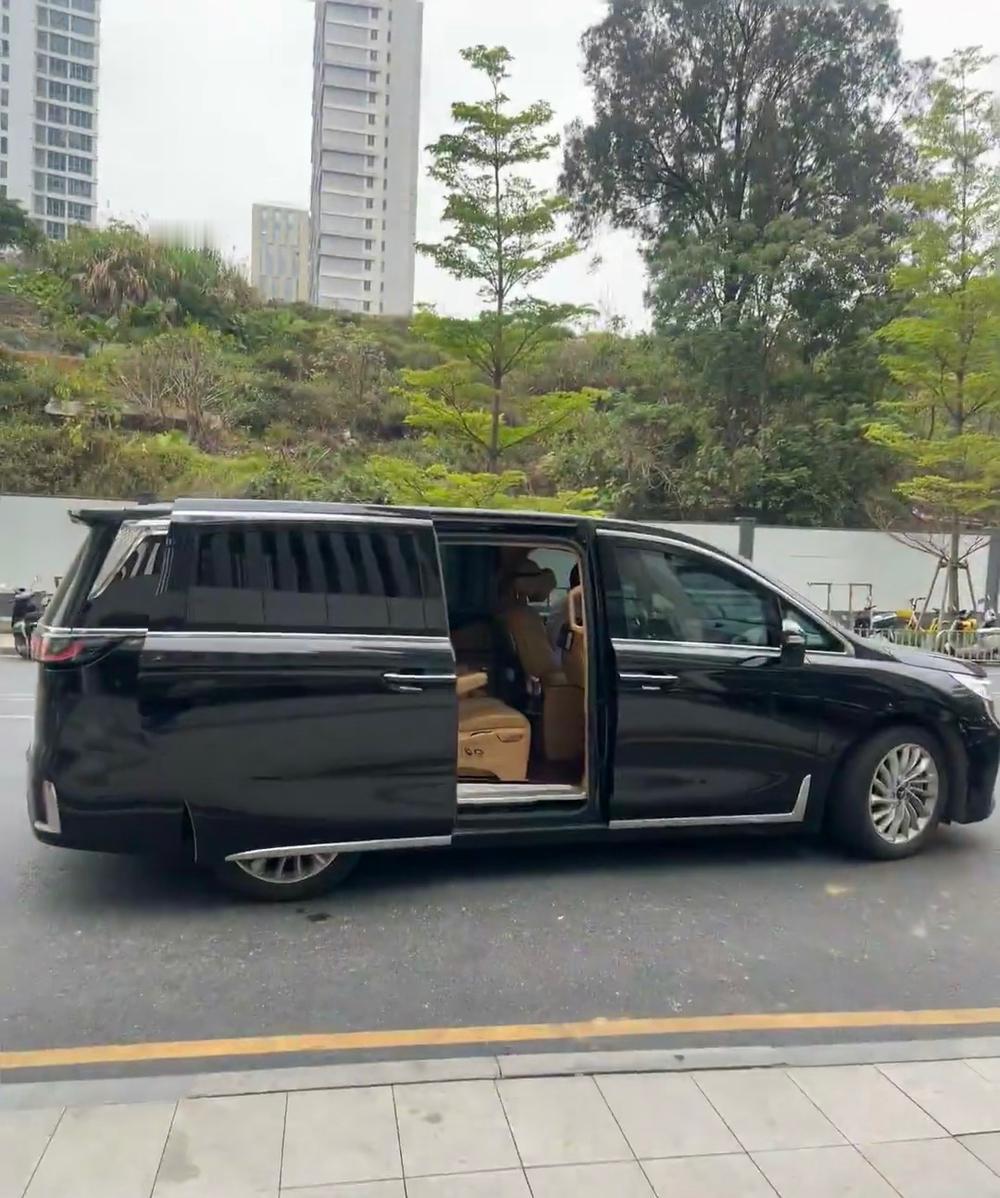 身边越来越多熟人放下体面，方向盘一握成了网约车司机——有失业的白领，有返乡的农民