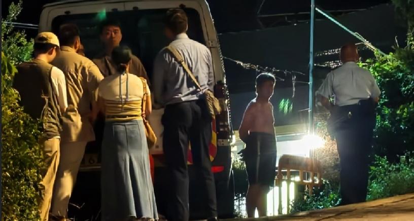 香港打鼓岭发生一宗尸体发现案，一名女子被发现倒卧草地上，身上有多处被狗咬噬的痕迹