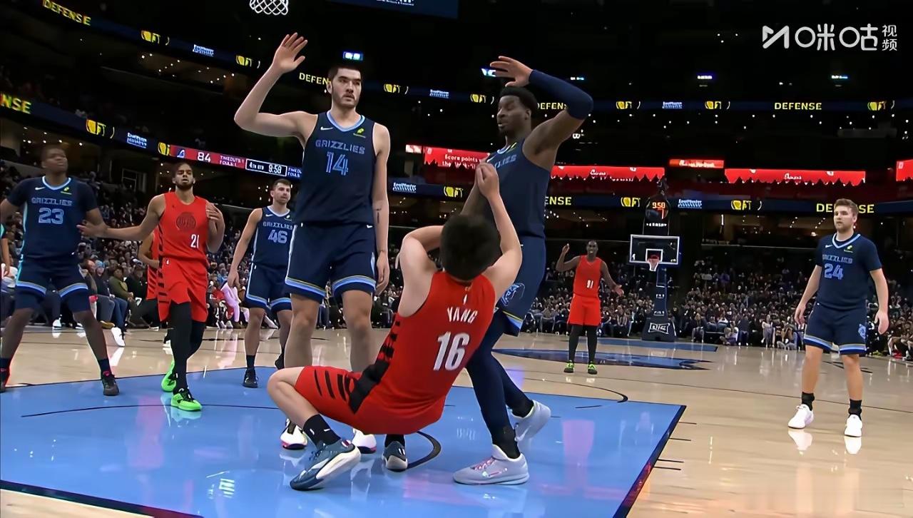 杨瀚森的检查报告出来了，面部挫伤了，需要休战一段日子。不要小看扎克埃迪这一下，篮