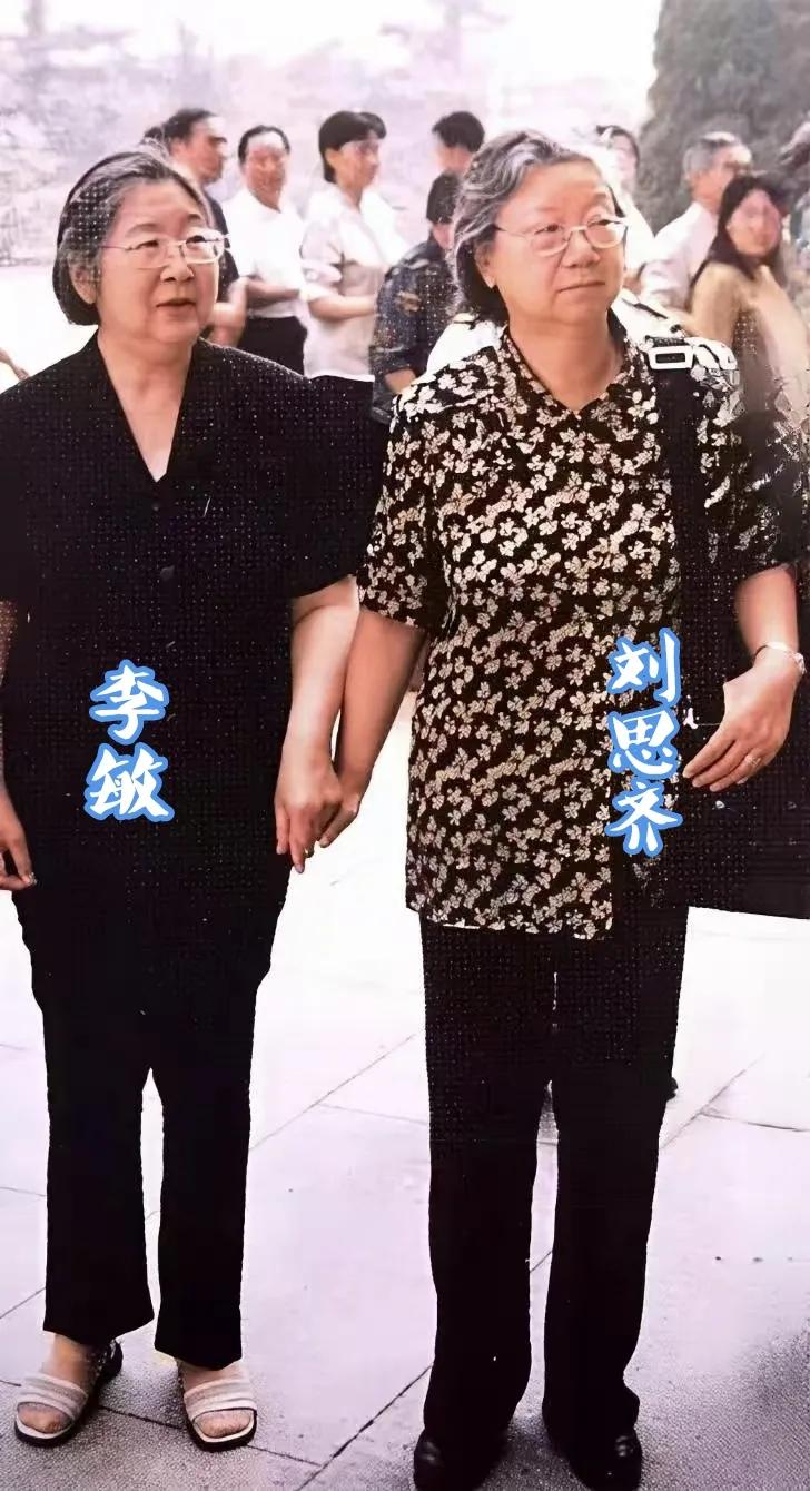 刘思齐与李敏手拉手的照片太戳人！这对革命家庭的姑嫂，从延安窑洞里的玩伴，