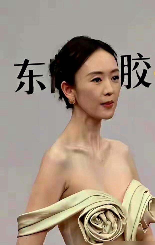 百万高定也救不了的造型，问题到底出在哪？童瑶穿黎巴嫩设计师定制的红黑礼服，本