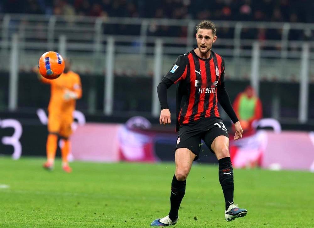 “养老”？人家是来续命的。夏窗压哨，1000万把拉比奥从马赛拖来，一堆人嫌