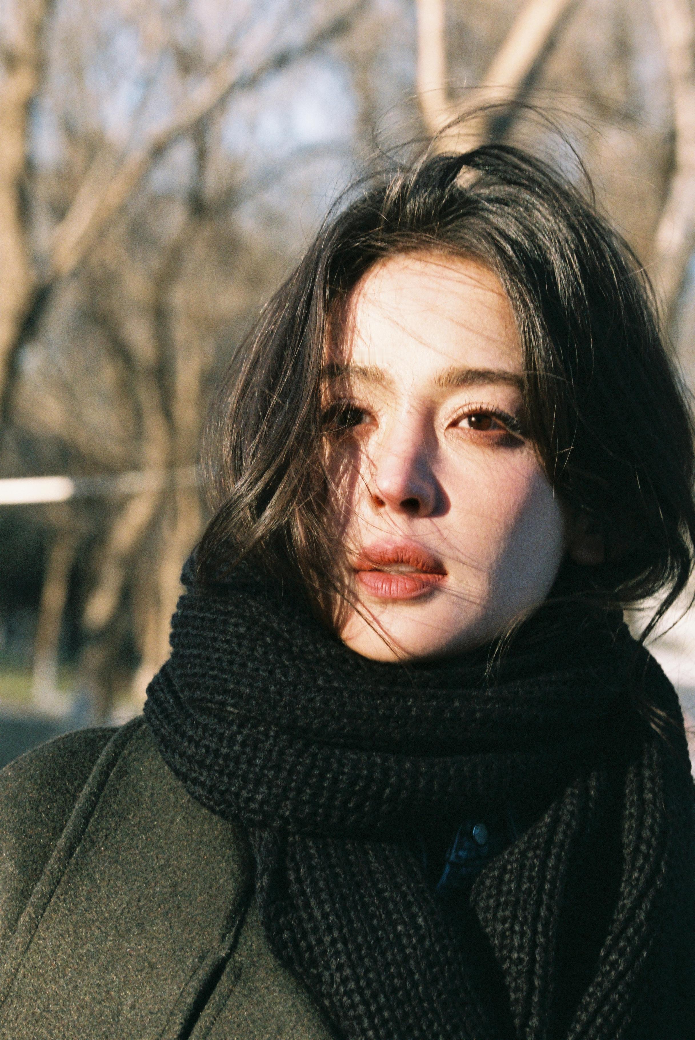 黑弋川出冬日胶片感写真质量稳稳的又出神图了娜扎