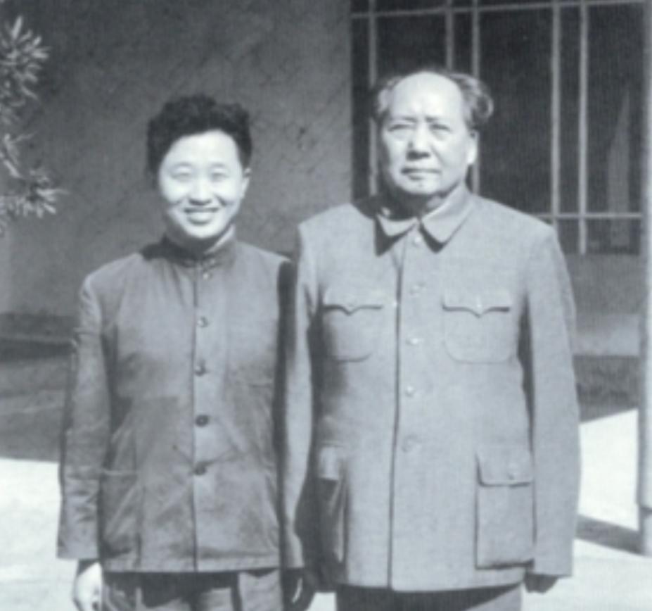 1976年9月9日，当一男子得知毛主席逝世后，当即便拿起了剪刀直接冲向了毛主席的