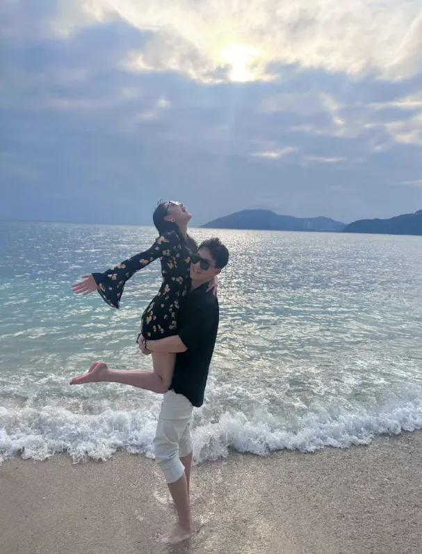 张馨予老公何捷被证实已转业，因娶了大明星老婆升不上去？之前网友扒出，张馨予的