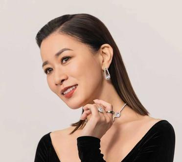 佘诗曼戴800万钻石走红毯，全程没碰过项链半次！她踩10厘米细高跟晃着香槟杯，