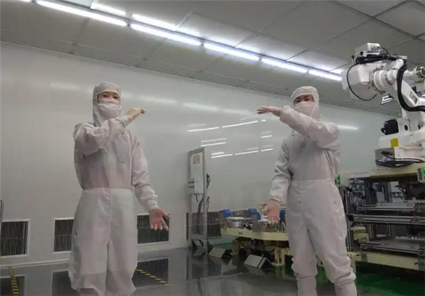 【点火成功！国内首条G4.5液晶玻璃基板生产线进入复产冲刺】据媒体报道，成都高新