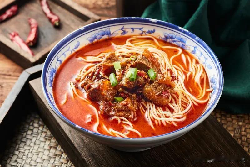 深夜十点，这座城市渐渐安静下来，只有厨房的灯还亮着。我站在灶台前，看锅里的汤微微