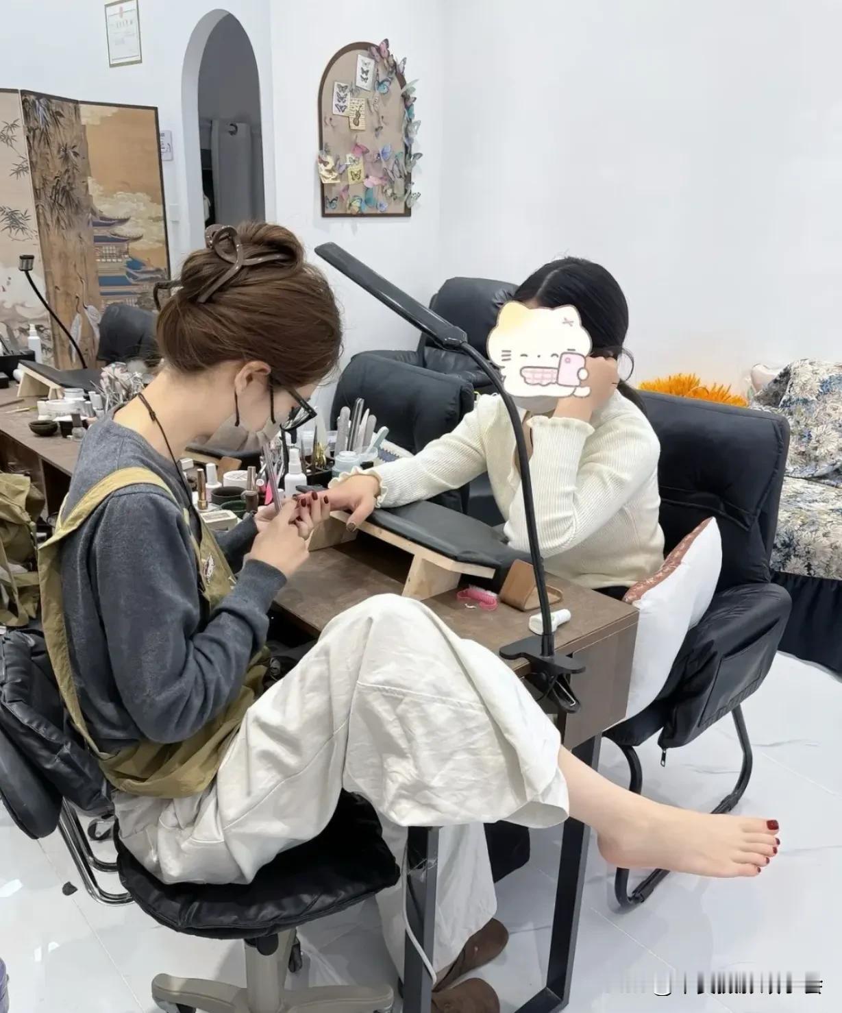 这么漂亮的脚丫子美甲师能不好看吗？粉嫩脚丫脚丫日常脚丫照溜达的小脚丫