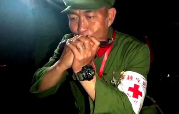 18岁战地卫生员安振江！炮火中背回9位战友，一句话守了一辈子安振江，196