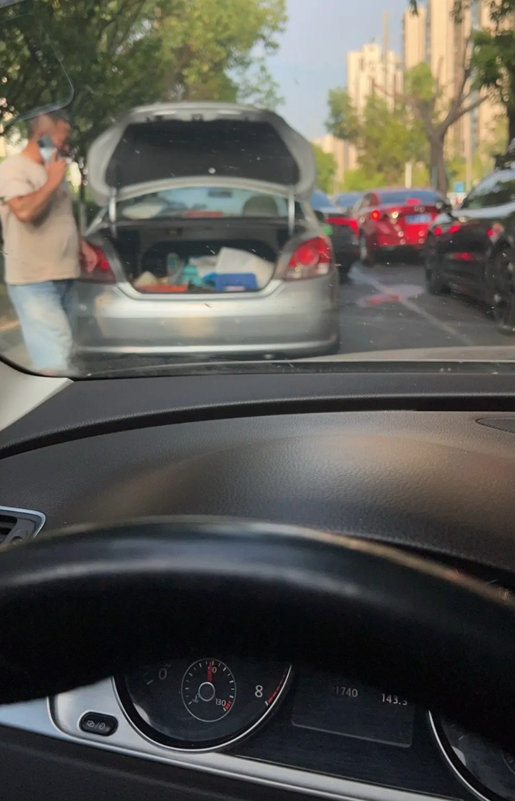 没买车前以为最大开销是油钱，结果提车后才发现还有各种莫名其妙的开销，上周去加油站