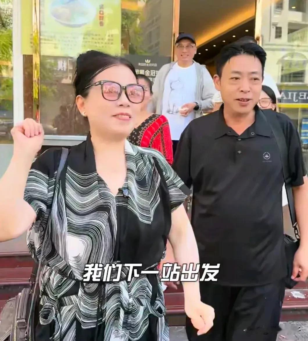 有黑子说许敏炒作，在追真的路上，带着吉祥四宝游山玩水，开启的是直播带货之旅