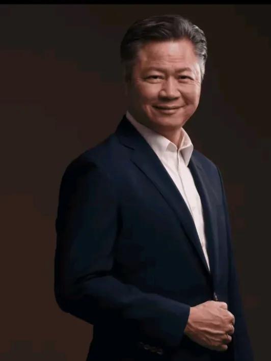 赖岳谦携妻再踏寻根路，摸到父亲族谱瞬间红了眼“终于又踏上老家的路了！”10月