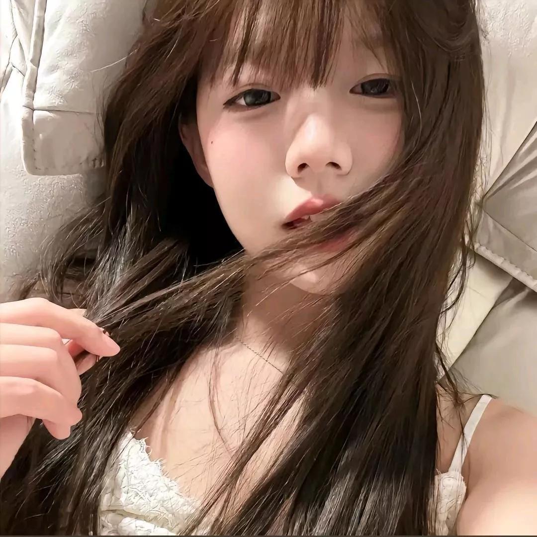 少女心事：在温暖的午后，轻轻抚摸飘逸的长发温婉长发少女温柔长发少女纯真少女心