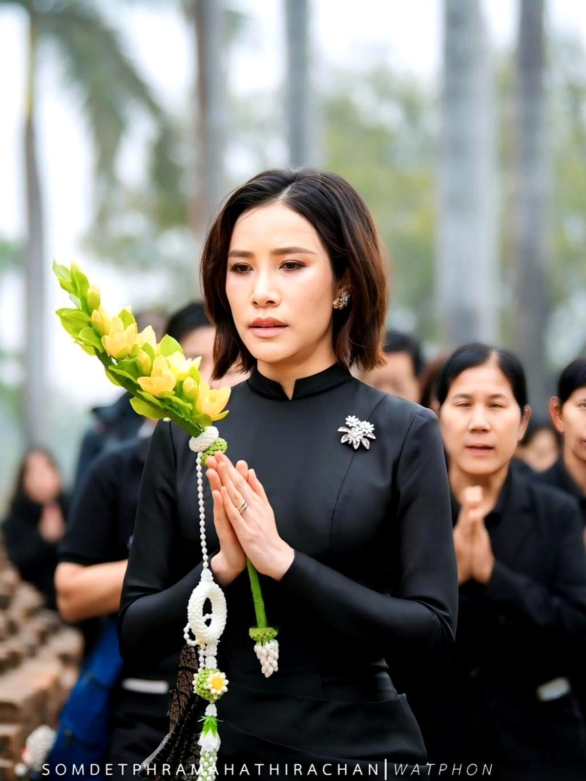 讲真，有时候你不得不佩服一个女人。前脚刚从万丈深渊里爬出来，后脚就穿着一身华服