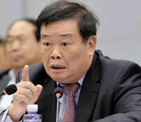 1994年，在法庭上，突然被告曹德旺指着庭长大声怒吼：别以为，我不知道你背后收了