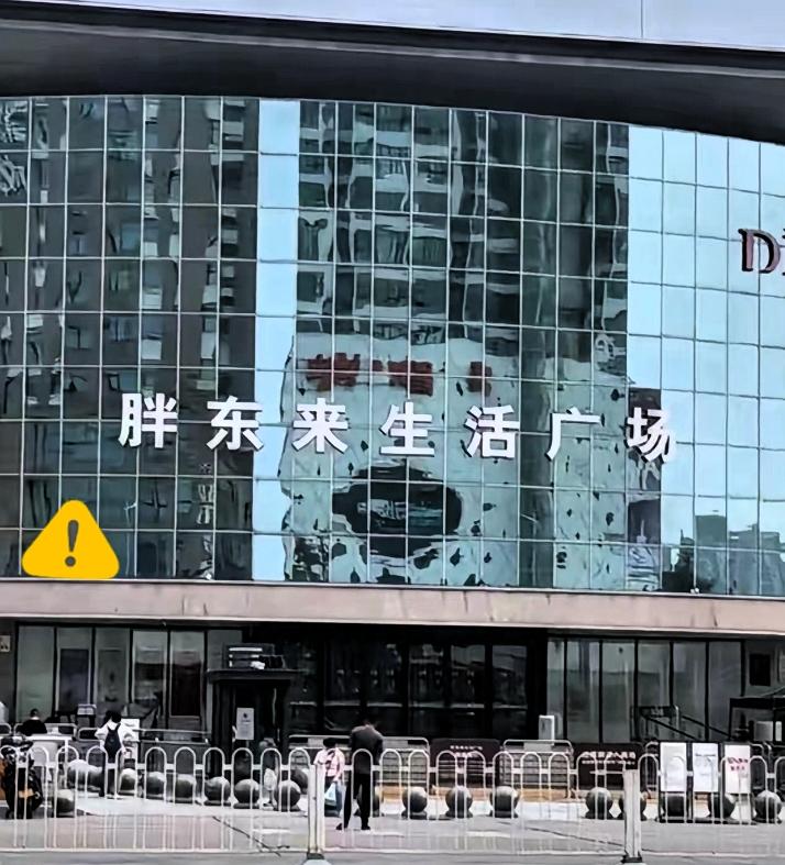 这场租赁博弈，从一开始双方的思维就不在同一频道。房东心里有着自己的盘算：商