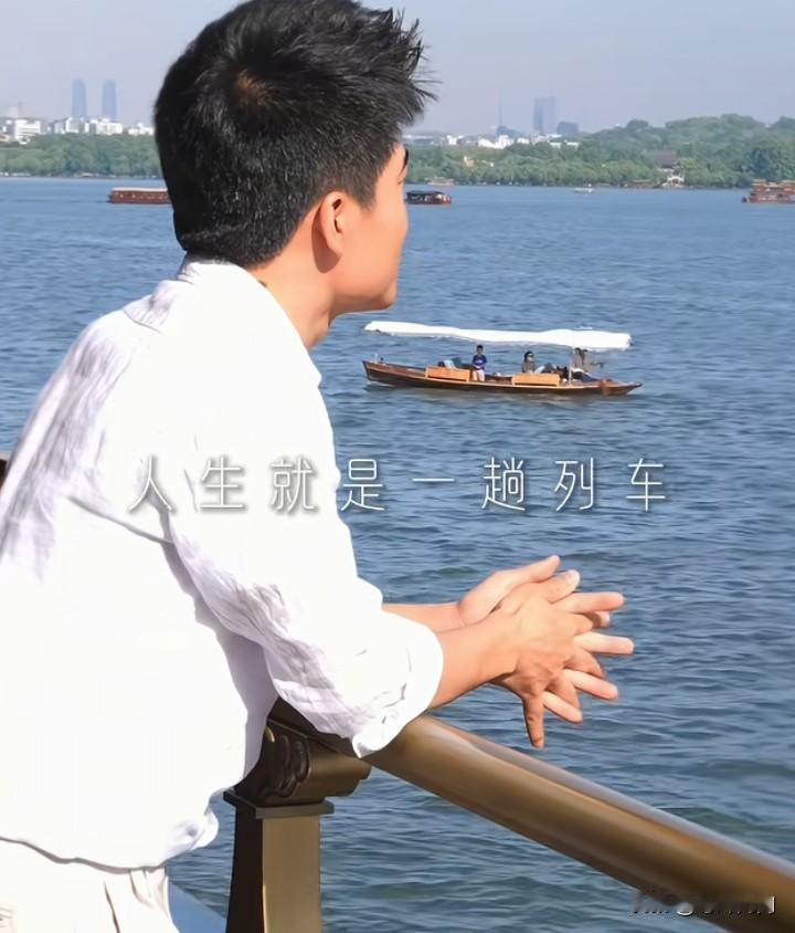 嫉妒董宇辉的人，他们眼里的董宇辉啥样？1、董宇辉凭啥啊？一张嘴就能把农产品卖