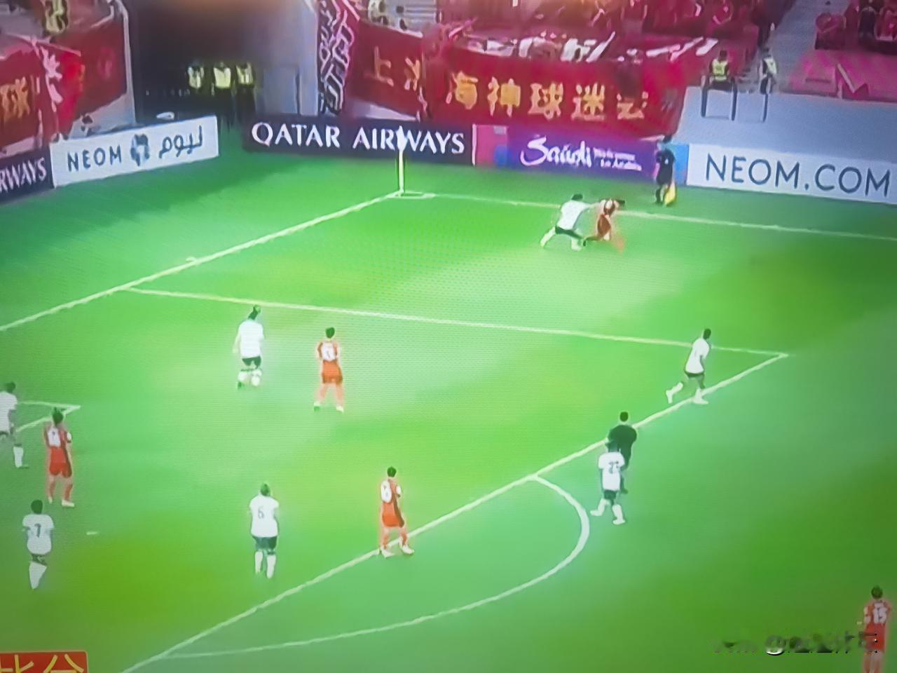 上海海港的球迷愤怒了！这还是我们心中的海港队吗？上海海港在主场被神户胜利船三次破