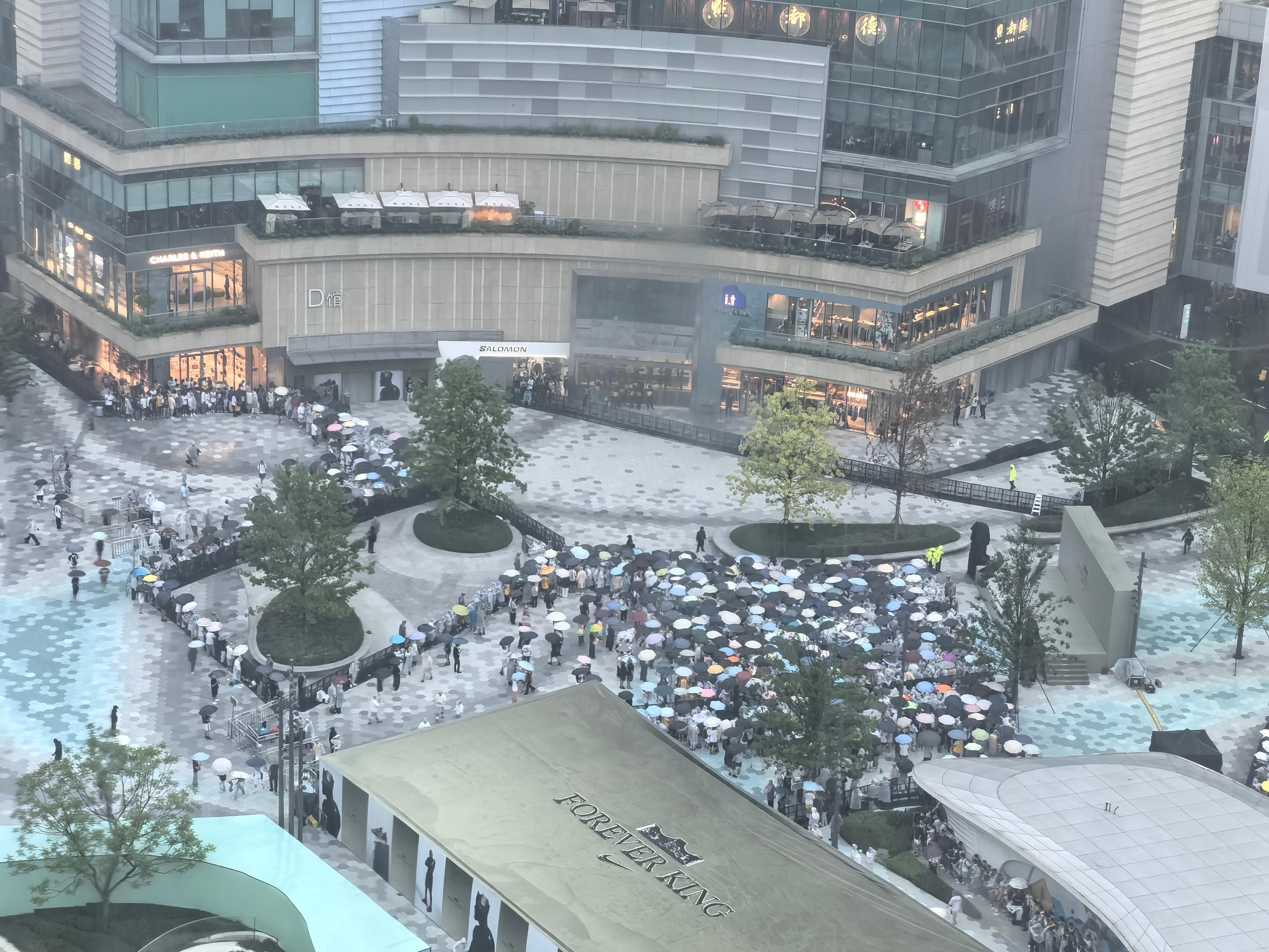成都现在下大雨了[祈祷]万象城外场的球迷辛苦了。​​​