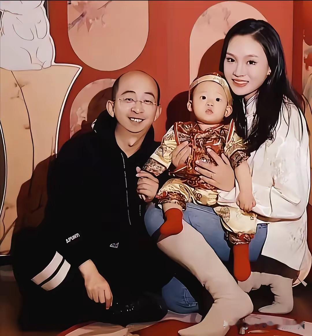 男演员里面估计只有巨兴茂是最幸福的，他长相不帅，头发稀疏，发量很少，甚至有一点丑